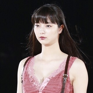 新川優愛の美バストに視線釘付け! 胸元ざっくりワンピで魅了