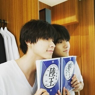 山崎賢人の"なんちゃって双子ショット"に反響! JK言葉「卍」も使いこなす