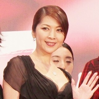 飯島直子、谷間くっきりセクシードレスで視線釘付け