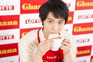 羽生結弦、エプロン姿でホットチョコづくりに挑戦! 意外な特技も明らかに