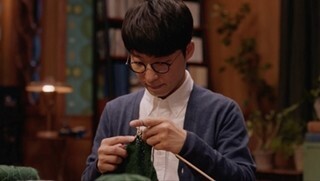 星野源、"どんぎつね"吉岡里帆と急接近!? 手編みマフラーを…