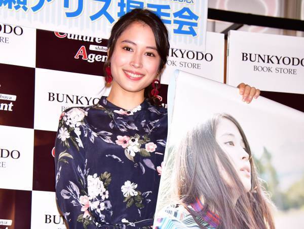 広瀬アリス、2018年度カレンダーは「今までにない大人っぽさを出せた!」