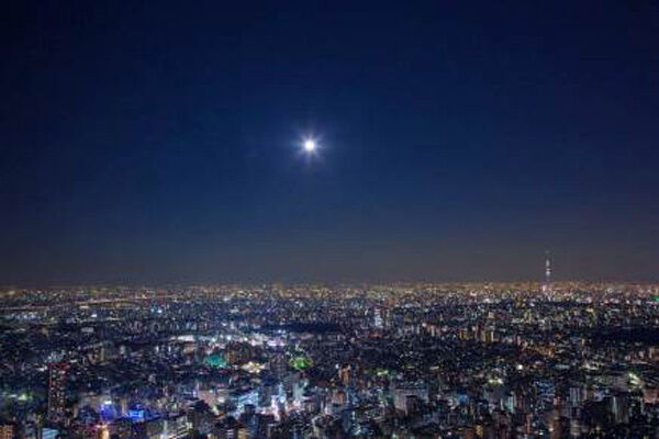 サンシャイン60展望台で、東京の夜景を眺めながら行うヨガレッスン開催
