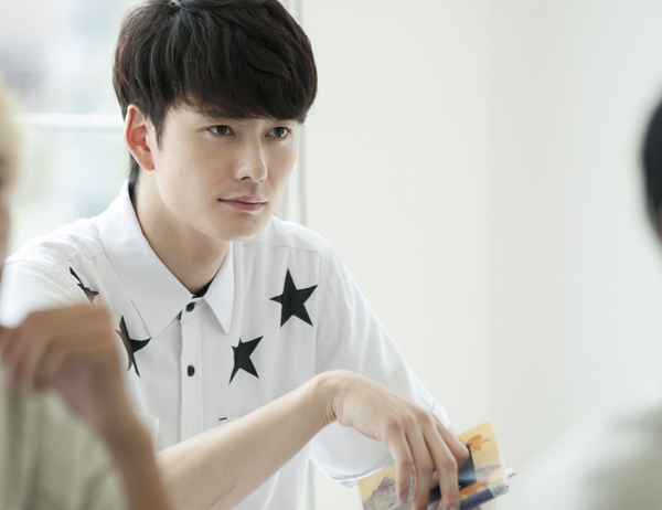 岡田将生、勝負シャツは猫柄? 『伊藤くん AtoE』で柄シャツに次ぐ柄シャツ