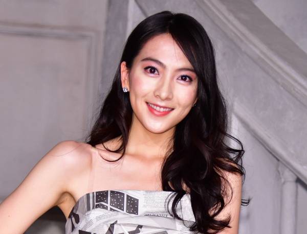 知英、新聞紙で作ったセクシードレス姿で生脚披露「驚いてくれて大成功!」