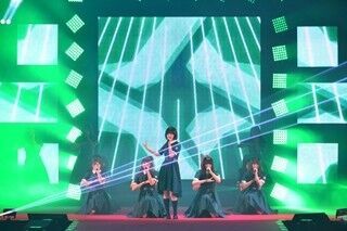 欅坂46に会場熱狂! GirlsAwardで力強い歌声&amp;ダンスを披露