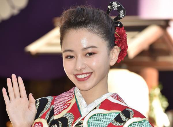 山本舞香、男性ファン獲得に意欲「もうちょっと露出した方がいい?」