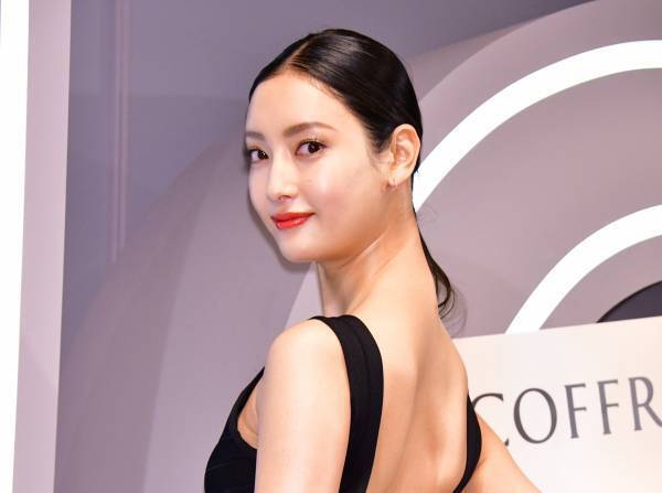 今年で30歳の菜々緒､セクシードレス姿で「自分のペースで焦らずに行けたら｣