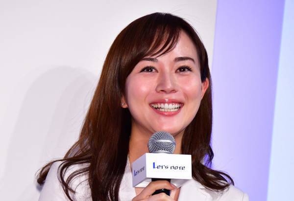 比嘉愛未、パンツスタイルの方が「活発な気持ちになれる」