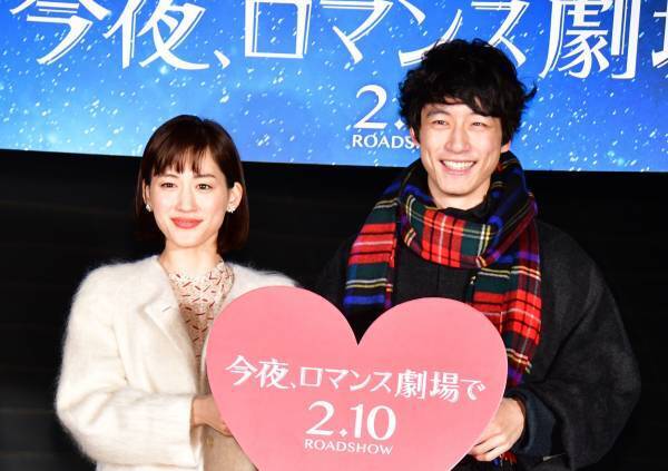 綾瀬はるか、夜空に輝くイルミネーションに｢ロマンチックになった気がする｣