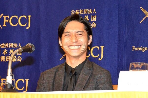 錦戸亮の英語スピーチに会場拍手! 写真WEB解禁で笑顔のフォトセッション
