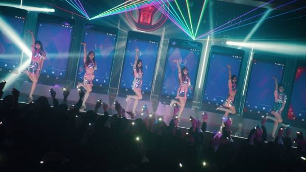 TWICE、近未来風ミニスカ衣装でダンス! 出川哲朗の「やばいよ!」も披露