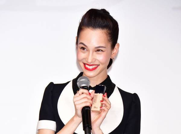 水原希子、ミニワンピ姿で美脚を披露