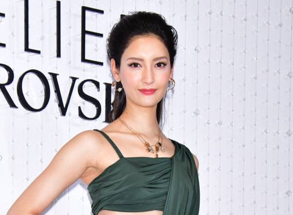 菜々緒、世界的デザイナーが手掛けたドレスを着用して太ももを大胆に披露