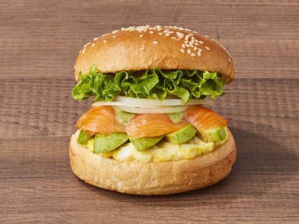 フレッシュネス、ヘルシー志向の「サーモンアボカドサンド」を発売