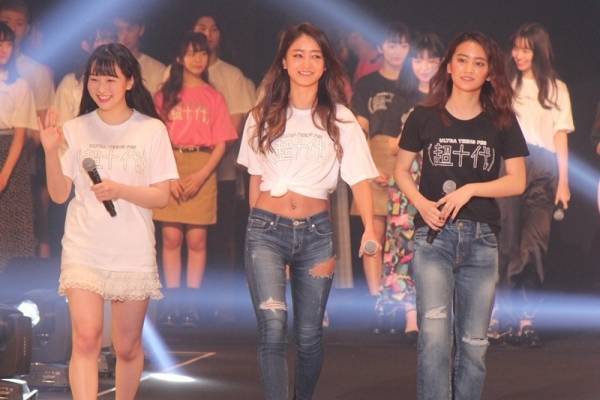 池田美優、へそ出し美ボディで魅了! 岡田結実らと「超十代」開幕宣言