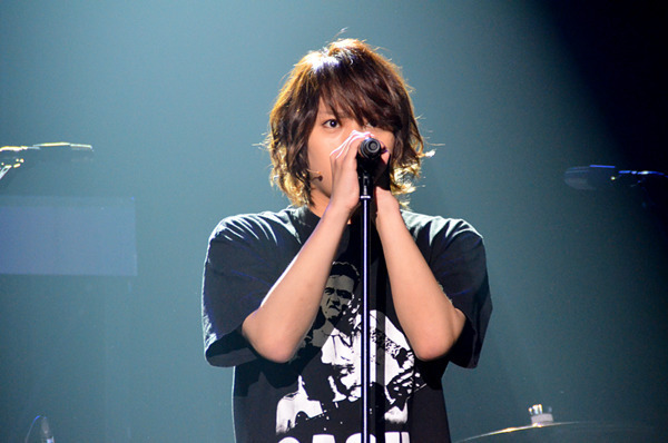 佐藤流司&崎山つばさ、舞台『御茶ノ水ロック』で迫力生ライブ