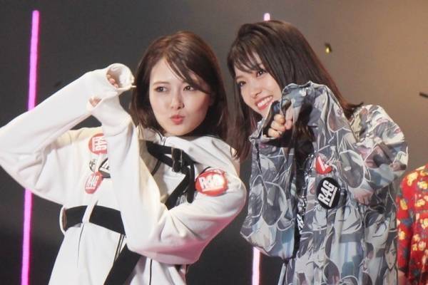 乃木坂46白石麻衣&松村沙友理、キュートな"ひょっこりはん"披露