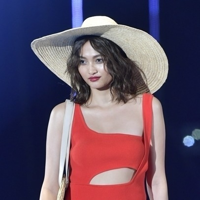 香川沙耶、超ミニワンピで美脚披露! 10頭身の美ボディで圧倒