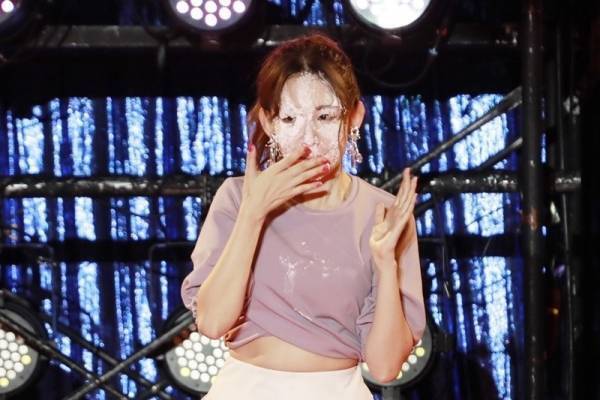 小嶋陽菜、顔面パイまみれで感謝!? リアクションに「芸人」の声