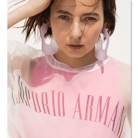 ベッキーがアルマーニを着用! シースルーワンピなどでモードな一面披露