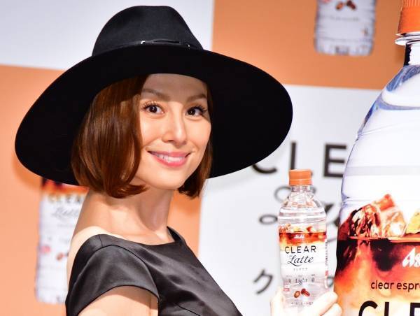 米倉涼子、背中全開のセクシードレス姿で悩殺「女性らしさが出ている!」