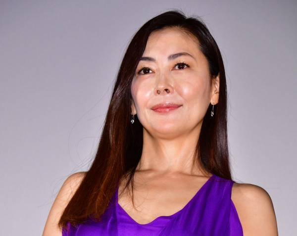 中山美穂､初めて会った相手役のキム･ジェウクをガン見｢脚本通りのイメージ｣