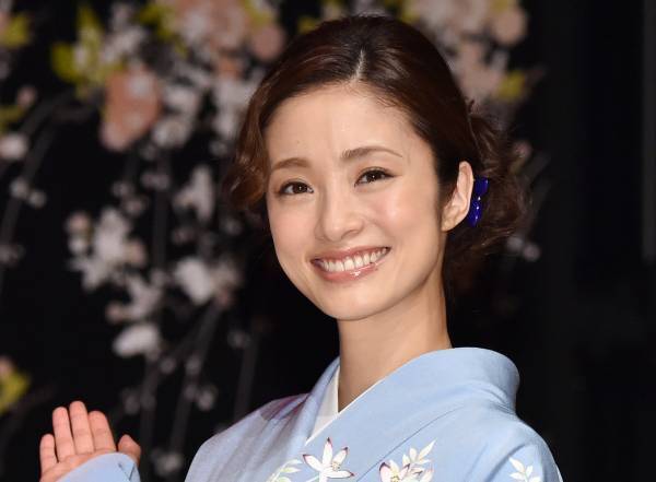 上戸彩、年5日間限定着用の最高峰京友禅にほれぼれ「贅沢ですねえ」