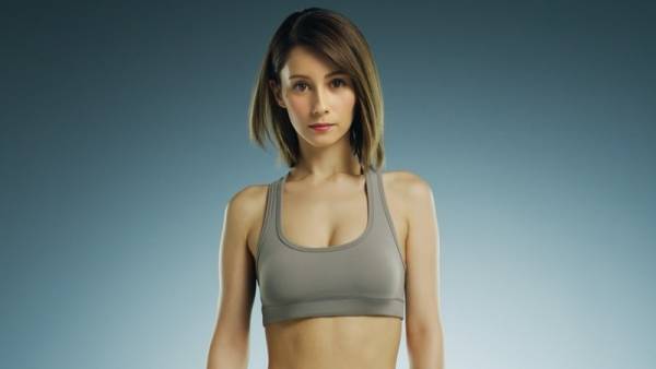 ダレノガレ明美の胸元&美腹筋がセクシー! RIZAP新CMで美ボディ披露