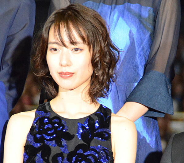 戸田恵梨香、内ももチラリ＆背中シースルーのドレス姿で4,000人魅了