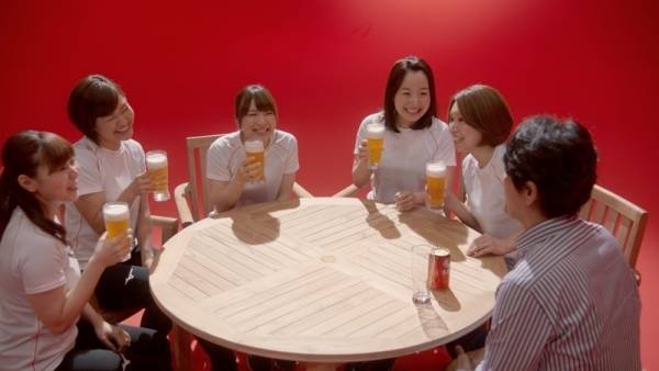 カーリング5人娘、CMで笑顔はじける! 現場絶賛のビールの飲み方にも注目