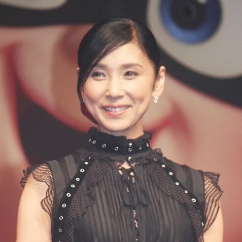 黒木瞳、シースルーワンピで美脚披露　“家族の絆”を語る