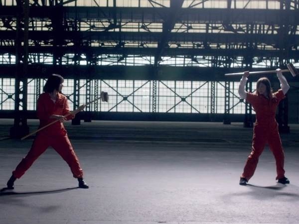 乃木坂46、白石麻衣&西野七瀬ユニット曲MV公開! ブラシを手に激闘