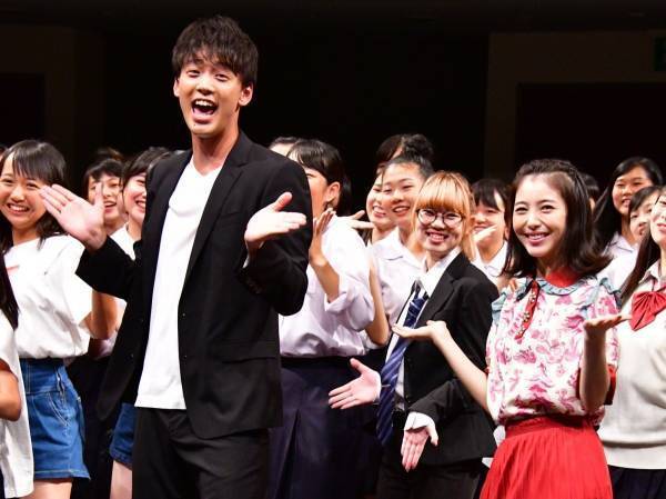 竹内涼真、浜辺美波に苦手なものを指摘され「落ち着きがないんです」