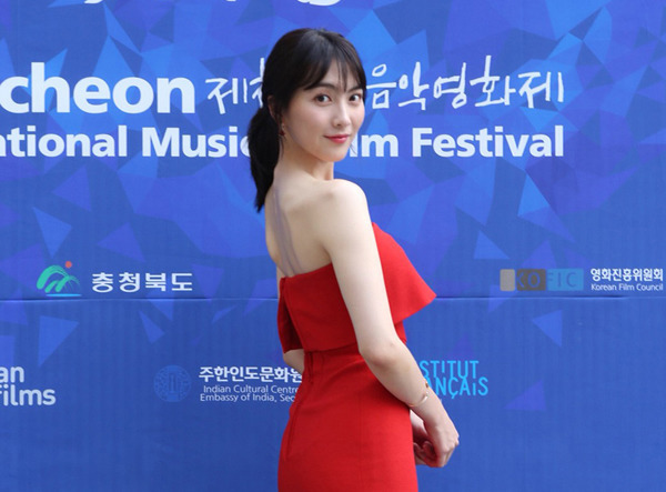 知英、真っ赤なドレスで美背中＆美脚ショット連発! 音楽映画祭に凱旋