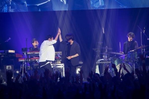 TERU、ウカスカライブに登場! 桜井和寿と『HOWEVER』『誘惑』を熱唱