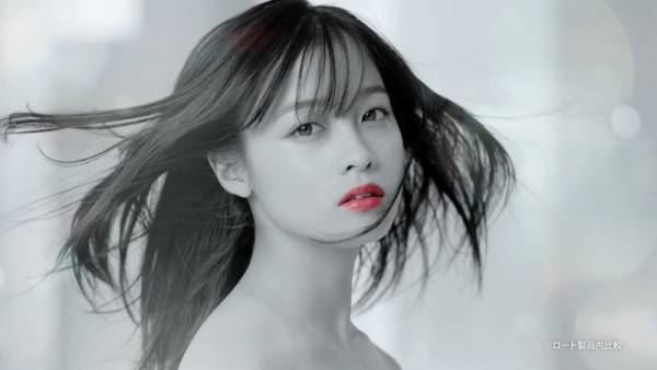 橋本環奈の唇＆デコルテがセクシー! 見つめながらのキスにもドキッ