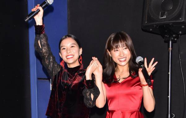 土屋太鳳＆芳根京子、「キスはあいさつ」撮影で100回くらい唇を"かさね"る