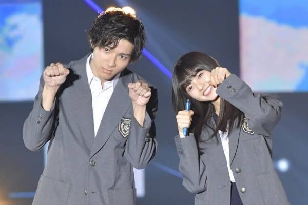 乃木坂46齋藤飛鳥、ミニスカ制服姿で美脚披露! 山田裕貴と猫ポーズ