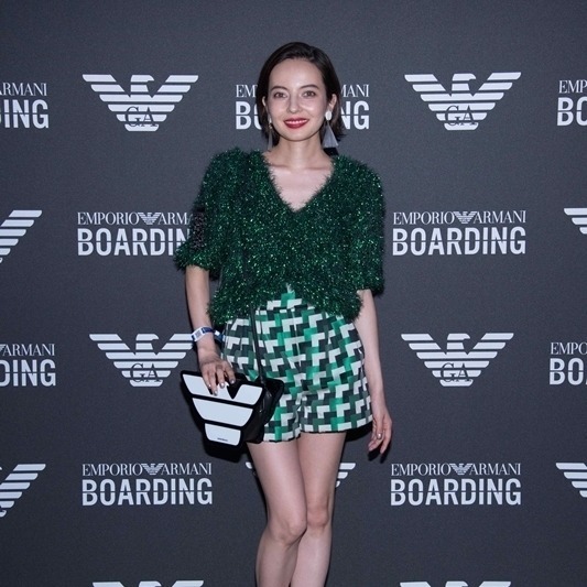 ベッキー、アルマーニまとい美脚披露! 公式招待でミラノコレクション参加