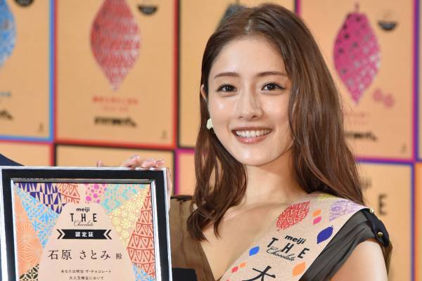 石原さとみ、チョコレートをイメージしたドレスで"美背中"披露