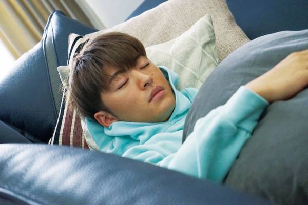 佐野玲於、キュートすぎるあどけない寝顔 『ハナレイ・ベイ』場面写真