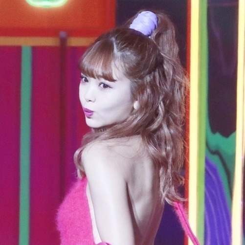 藤田ニコル、美背中を大胆披露! 胸元＆ウエストにも釘付け