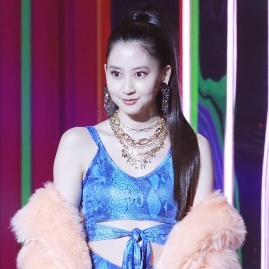 河北麻友子の美背中＆ウエストにうっとり! 抜群のスタイルで魅了