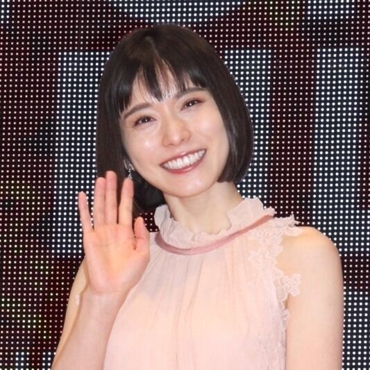 松岡茉優、ロングドレスで笑顔!「東京国際映画祭」華やかに開幕