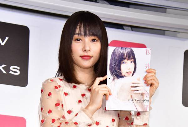 桜井日奈子、2019年のカレンダーは太ももチラリで色気