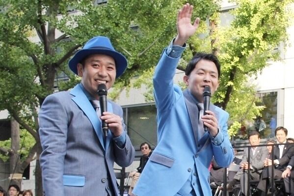 千鳥、おしゃれスーツで大阪･御堂筋に登場「大悟の帽子のクセがすごい!」