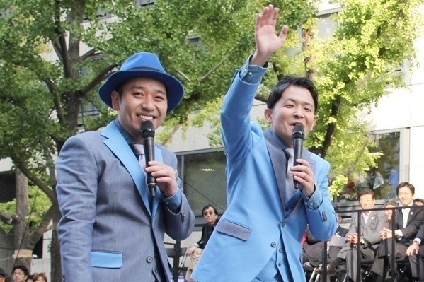 千鳥、おしゃれスーツで大阪･御堂筋に登場「大悟の帽子のクセがすごい!」