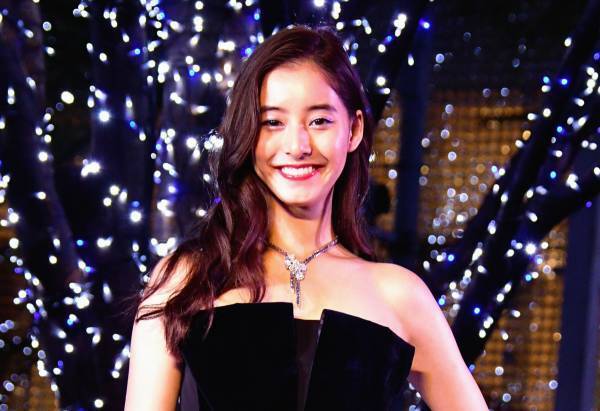 新木優子、1億円のジュエリーと艶やかドレスを身につけ緊張