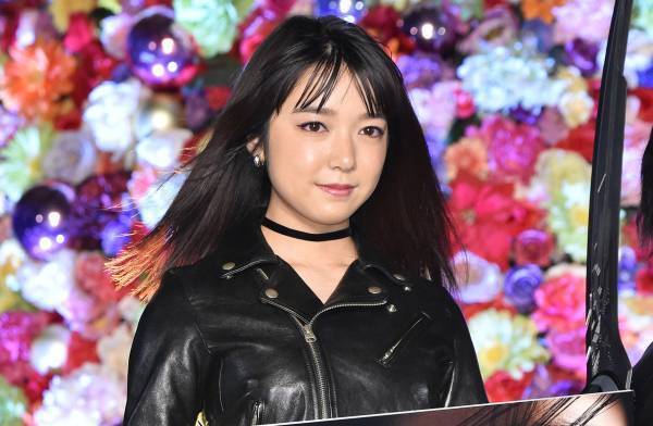 上白石萌音、クールな戦士のコスチューム姿を披露し照れ笑い